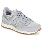nike grises con rosa